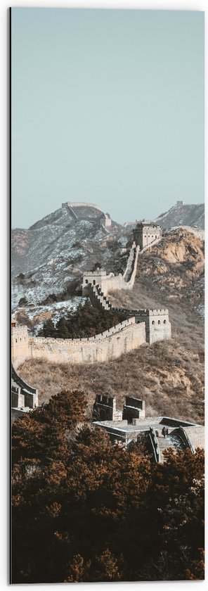 WallClassics - Dibond - Uitzicht op Berg met Chinese Muur bij Blauwe Lucht - 30x90 cm Foto op Aluminium (Wanddecoratie van metaal)