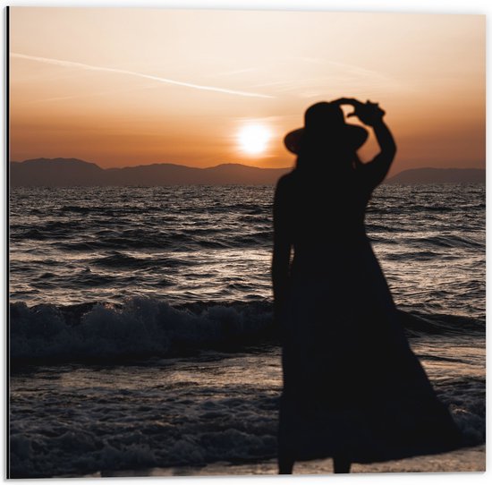 Dibond - Vrouw kijkend naar de Zee en Zonsondergang - 50x50 cm Foto op Aluminium (Met Ophangsysteem)