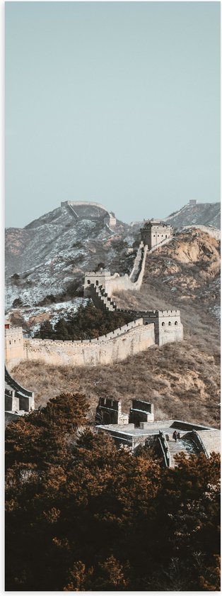 WallClassics - Poster Glanzend – Uitzicht op Berg met Chinese Muur bij Blauwe Lucht - 40x120 cm Foto op Posterpapier met Glanzende Afwerking