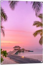 Tuinposter – Maledieven Resort op het Water met Pastelkleurige Lucht - 70x105 cm Foto op Tuinposter (wanddecoratie voor buiten en binnen)