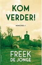 Boek 'Kom Verder!' van Freek de Jonge, met een kerk en bomen op de achtergrond.