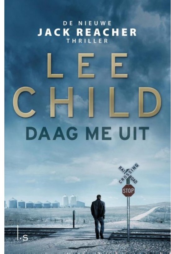 Omslag van het boek 'Daag me uit' van Lee Child, een thriller. Een man staat bij een spoorwegovergang met een stopbord.
