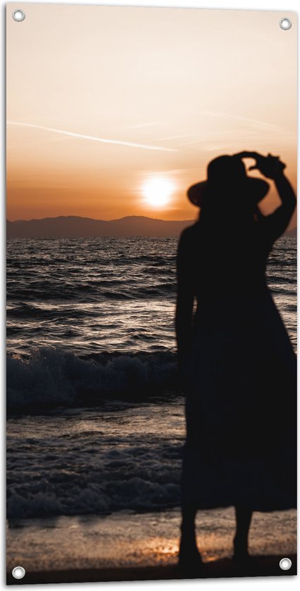 Tuinposter – Vrouw kijkend naar de Zee en Zonsondergang - 50x100 cm Foto op Tuinposter (wanddecoratie voor buiten en binnen)