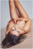 Poster (Mat) - Lachende Sexy Naakte Vrouw met Handen op Borsten - 80x120 cm Foto op Posterpapier met een Matte look