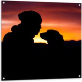 WallClassics - Tuinposter – Silhouet van Man met Muts met Zijn Hond - 100x100 cm Foto op Tuinposter (wanddecoratie voor buiten en binnen)