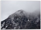 PVC Schuimplaat - Hoge Berg met Bomen tussen de Mist - 40x30 cm Foto op PVC Schuimplaat (Met Ophangsysteem)