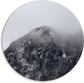 Dibond Muurcirkel - Hoge Berg met Bomen tussen de Mist - 80x80 cm Foto op Aluminium Muurcirkel (met ophangsysteem)
