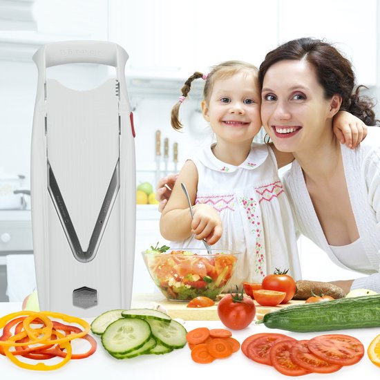 Witte Börner V5 mandoline naast een moeder en kind die samen een salade maken, met gesneden groenten op de voorgrond.