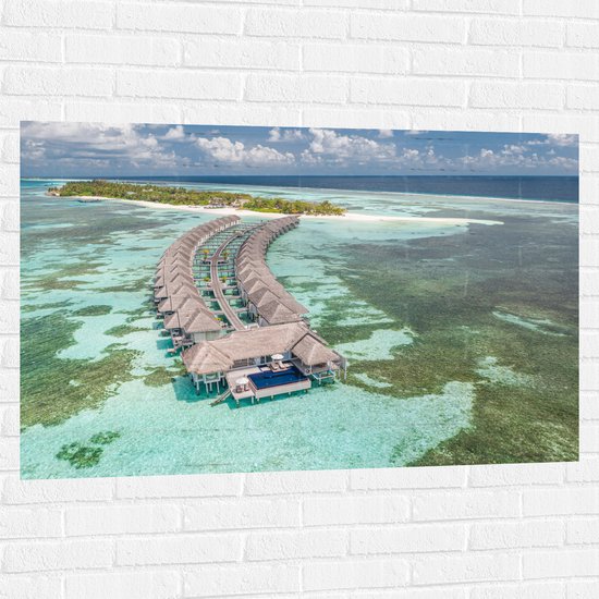 Muursticker - Bovenaanzicht van Luxe Resorts op de Zee aan de Maledieven - 120x80 cm Foto op Muursticker