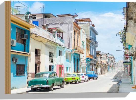 Hout - Gekleurde Geparkeerde Auto's in Kleurrijke Straat - Cuba - 40x30 cm - 9 mm dik - Foto op Hout (Met Ophangsysteem)