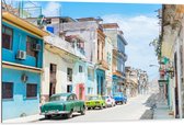 Dibond - Gekleurde Geparkeerde Auto's in Kleurrijke Straat - Cuba - 105x70 cm Foto op Aluminium (Met Ophangsysteem)