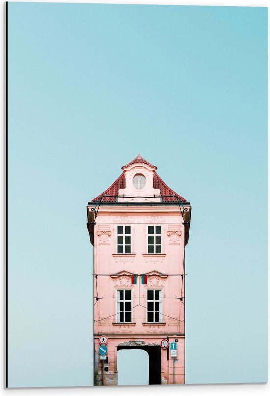 Dibond - Hoog Smal Roze Gebouw onder Blauwe Lucht met Verkeersborden - 40x60 cm Foto op Aluminium (Wanddecoratie van metaal)