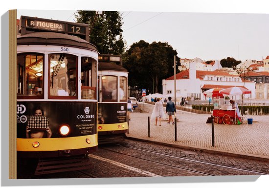 Hout - Rijdende Tram - Portugal - 60x40 cm - 9 mm dik - Foto op Hout (Met Ophangsysteem)