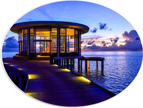 PVC Schuimplaat Ovaal - Resort - op het Water in de Malediven - 40x30 cm Foto op Ovaal (Met Ophangsysteem)