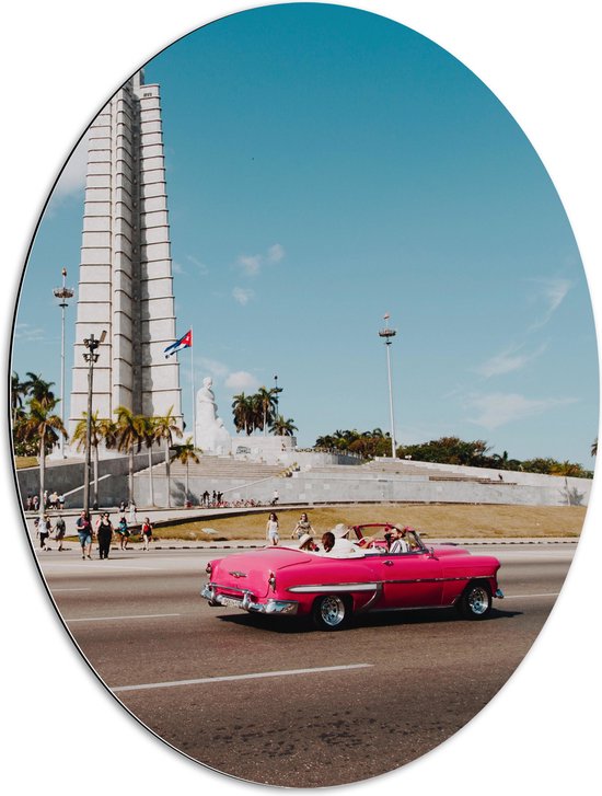 WallClassics - Dibond Ovaal - Roze Auto bij Gebouw in Cuba - 60x80 cm Foto op Ovaal (Met Ophangsysteem)