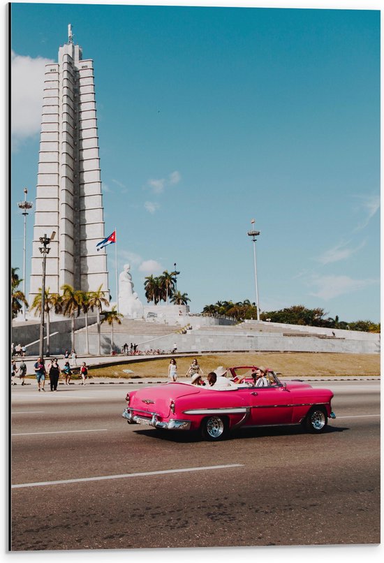 WallClassics - Dibond - Roze Auto bij Gebouw in Cuba - 40x60 cm Foto op Aluminium (Met Ophangsysteem)