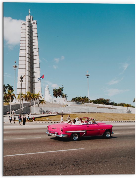 WallClassics - Dibond - Roze Auto bij Gebouw in Cuba - 60x80 cm Foto op Aluminium (Wanddecoratie van metaal)