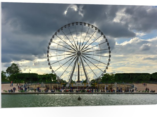 PVC Schuimplaat - Groot Toeristisch Reuzenrad in Parijs onder Donkere Wolken, Frankrijk - 105x70 cm Foto op PVC Schuimplaat (Met Ophangsysteem)