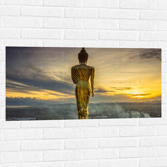 Muursticker - Gouden Buddha op Standaard met Uitzicht op Landschap - 100x50 cm Foto op Muursticker