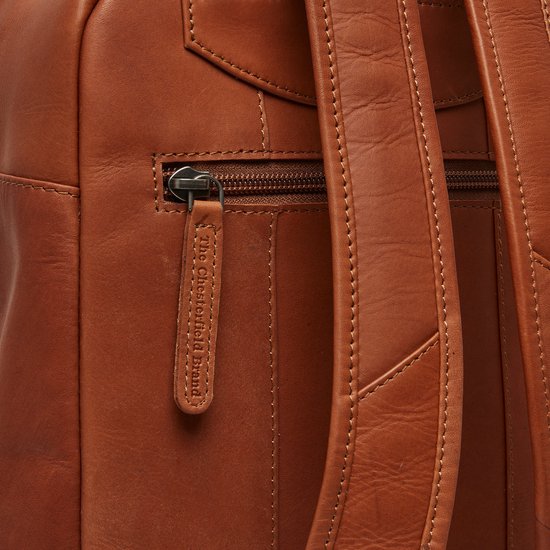 Detail van de bruine leren rugzak: rits met logo 'The Chesterfield Brand'.