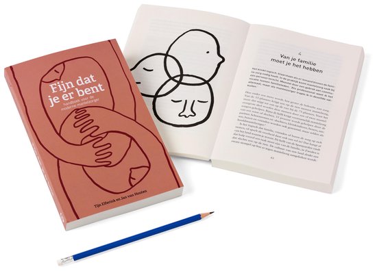 Twee boeken, een gesloten op de voorgrond en een open op de achtergrond, met een potlood ernaast. De gesloten kaft heeft een bruine kleur met donkerrode lijntekening.