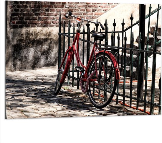 WallClassics - Dibond - Rode fiets voor groen Hek - 100x75 cm Foto op Aluminium (Wanddecoratie van metaal)