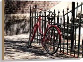 WallClassics - Hout - Rode fiets voor groen Hek - 80x60 cm - 9 mm dik - Foto op Hout (Met Ophangsysteem)