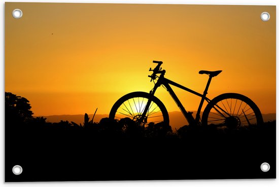 Tuinposter – Silhouet van Geparkeerde Fiets in Berglandschap - 60x40 cm Foto op Tuinposter (wanddecoratie voor buiten en binnen)