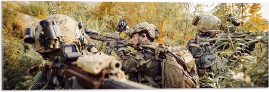 Acrylglas - Soldaten in Actie in Groen Landschap met Bergen - 90x30 cm Foto op Acrylglas (Met Ophangsysteem)