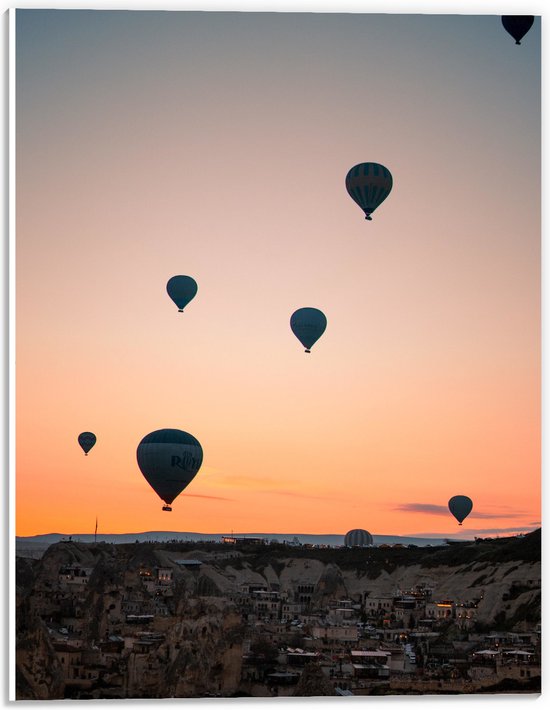 WallClassics - PVC Schuimplaat- Luchtballonnen boven Landschap met Zonsondergang - 30x40 cm Foto op PVC Schuimplaat