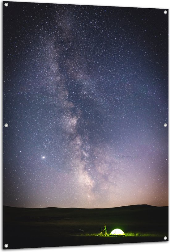 Tuinposter – Kampeer Tafereel op Grasveld onder Heldere Sterrenhemel in de Nacht - 100x150 cm Foto op Tuinposter (wanddecoratie voor buiten en binnen)