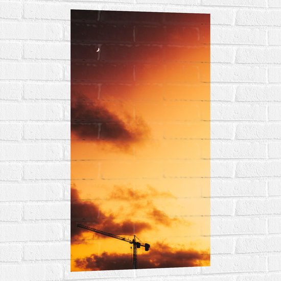 WallClassics - Muursticker - Oranje Lucht met de halve Maan en Hijskraan - 50x100 cm Foto op Muursticker
