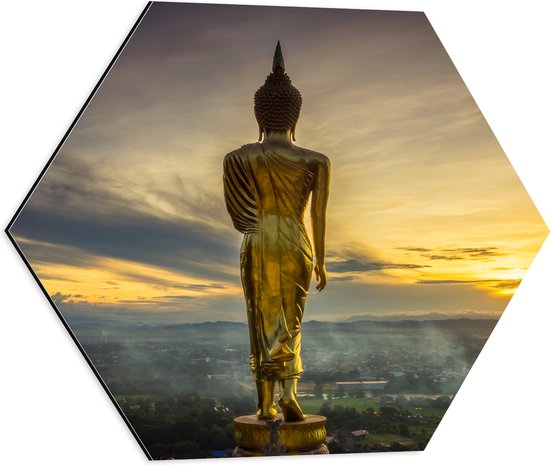 Dibond Hexagon - Gouden Buddha op Standaard met Uitzicht op Landschap - 50x43.5 cm Foto op Hexagon (Met Ophangsysteem)