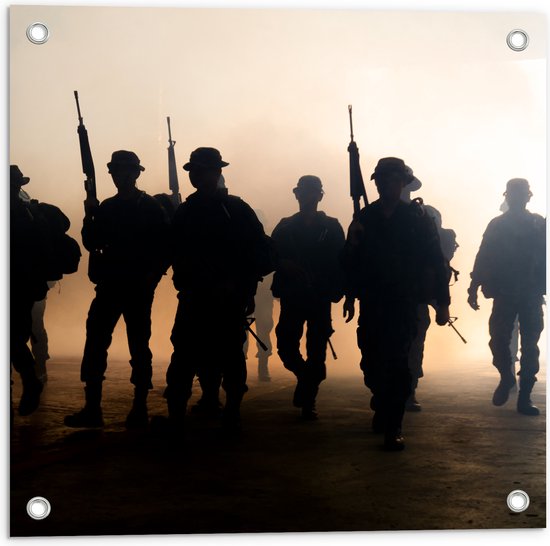 Tuinposter – Silhouet van Groep Soldaten met Geweren - 50x50 cm Foto op Tuinposter (wanddecoratie voor buiten en binnen)