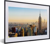Photo en cadre - Sunset skyline of New York avec le cadre photo Empire State Building noir avec passe-partout blanc petit 40x30 cm - Affiche sous cadre (Décoration murale salon / chambre)
