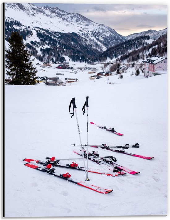 WallClassics - Dibond - Skielatten in de Sneeuw - 30x40 cm Foto op Aluminium (Met Ophangsysteem)