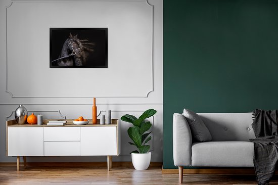 Photo encadrée - Portrait d'un cheval à la longue crinière sur fond noir Cadre photo noir sans passe-partout 60x40 cm - Affiche encadrée (Décoration murale salon / chambre)