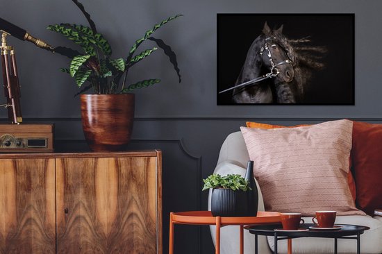 Photo encadrée - Portrait d'un cheval à la longue crinière sur fond noir Cadre photo noir sans passe-partout 60x40 cm - Affiche encadrée (Décoration murale salon / chambre)