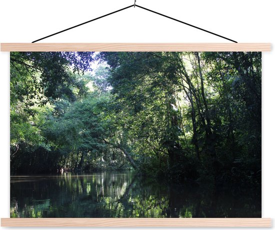 Posterhanger incl. Poster - Schoolplaat - Reflectie van een regenwoud in een rivier in Brazilië - 150x100 cm - Blanke latten