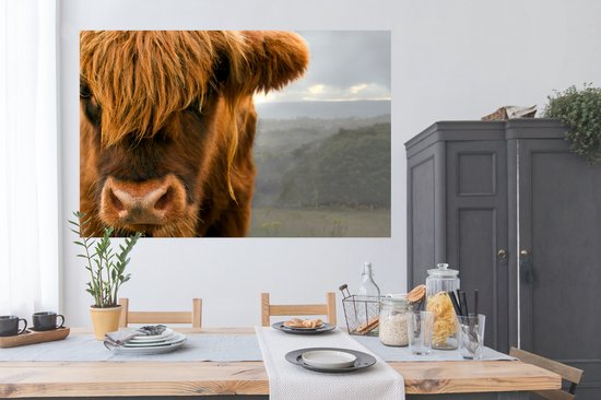 Gros plan d'un montagnard écossais avec les montagnes en arrière-plan Poster 180x120 cm - Tirage photo sur Poster (décoration murale salon / chambre) / Poster Animaux sauvages XXL / Groot format!