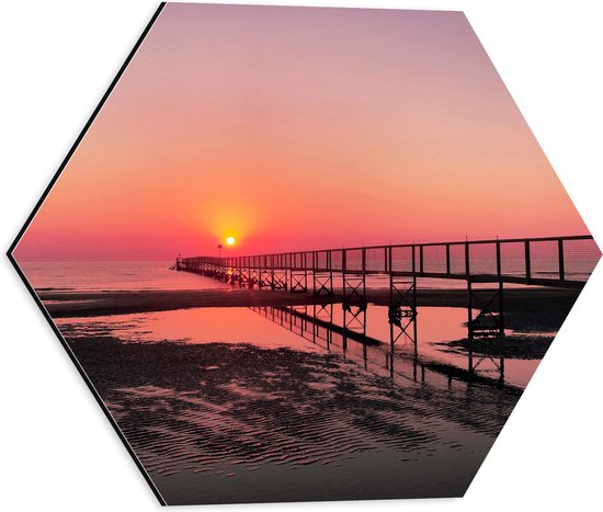 WallClassics - Dibond Hexagon - Pier naar de Zee bij Zonsondergang - 40x34.8 cm Foto op Hexagon (Met Ophangsysteem)