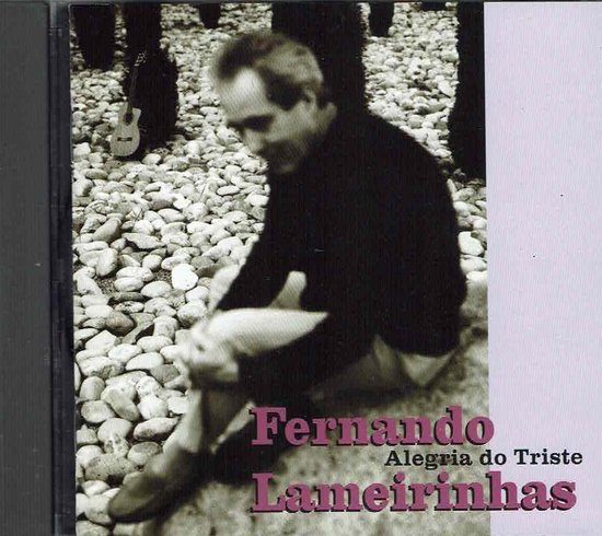 Fernando Lameirinhas - Alegria do Triste. Een man in een zwart vest zit buiten op stenen, een gitaar staat achter hem.