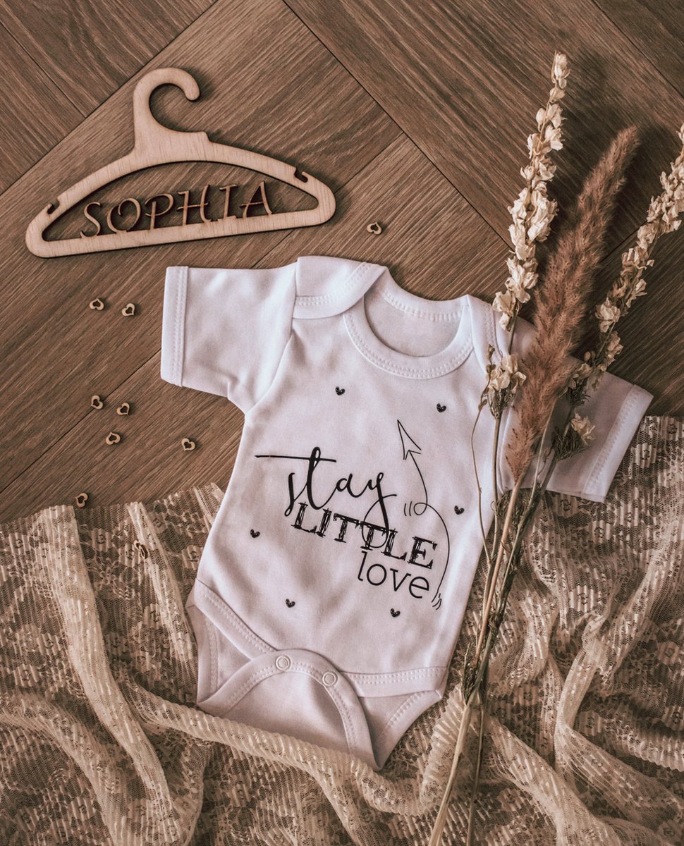 Goedkoopste Kraamcadeau met Naam - Babyshower Set – Gepersonaliseere Baby Geschenk Set - Jongen - Meisje - Houten Baby Klerenhanger - GEPERSONALISEERD voor JONGEN - MEISJE - UITGESNEDEN NAAM met ROMPER STAY LITTLE LOVE in Cadeauverpakking - WoodyDoody