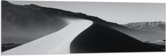 Vlag - Zandheuvel in de woestijn Zwart-Wit - 150x50 cm Foto op Polyester Vlag