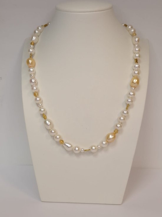 Zina | lange ketting goud met Barok parel | World's Finest