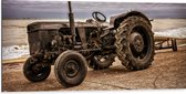 WallClassics - Dibond - Zwarte Traktor aan het Water - 100x50 cm Foto op Aluminium (Met Ophangsysteem)