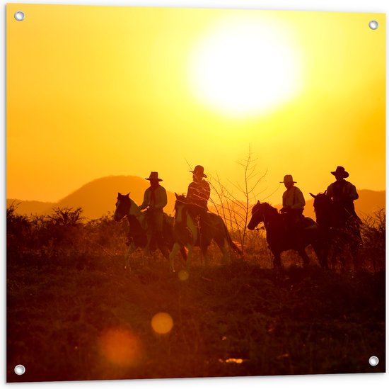 Tuinposter – Groepje Cowboys op Paarden Rijdend door Landschap bij de Ondergaande Zon - 80x80 cm Foto op Tuinposter (wanddecoratie voor buiten en binnen)