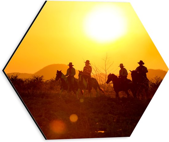 Dibond Hexagon - Groepje Cowboys op Paarden Rijdend door Landschap bij de Ondergaande Zon - 30x26.1 cm Foto op Hexagon (Met Ophangsysteem)