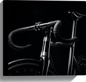WallClassics - Canvas - Zwarte Mountainbike Fiets tegen Zwarte Achtergrond - 30x30 cm Foto op Canvas Schilderij (Wanddecoratie op Canvas)