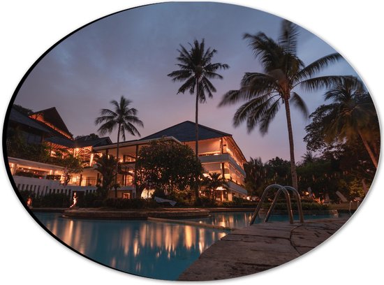 WallClassics - Dibond Ovaal - Hotel met Zwembad in Indonesië - 28x21 cm Foto op Ovaal (Met Ophangsysteem)